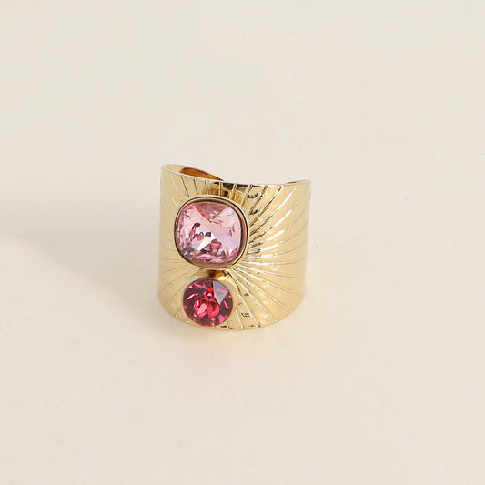 Bague large anneau solairement strié - Ornée de 2 cristaux de Swarovski® - Hauteur de la bague: 20mm - Dimensions des cristaux : 8x8 mm et 6x6 mm - Light rose et indian pink