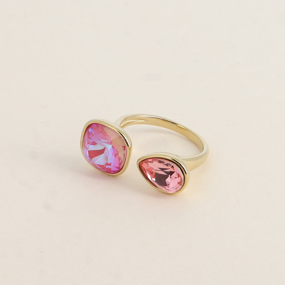 Bague ouverte - Ornée de cristaux de Swarovski® : 10mm été en forme de goutte - Hauteur de la bague: 2 mm - Dimensions des pierres carrée et goutte : 10x10 mm / 7x10 mm - Lotus pink delite