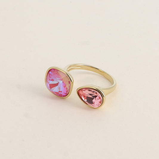 Bague ouverte - Ornée de cristaux de Swarovski® : 10mm été en forme de goutte - Hauteur de la bague: 2 mm - Dimensions des pierres carrée et goutte : 10x10 mm / 7x10 mm - Lotus pink delite