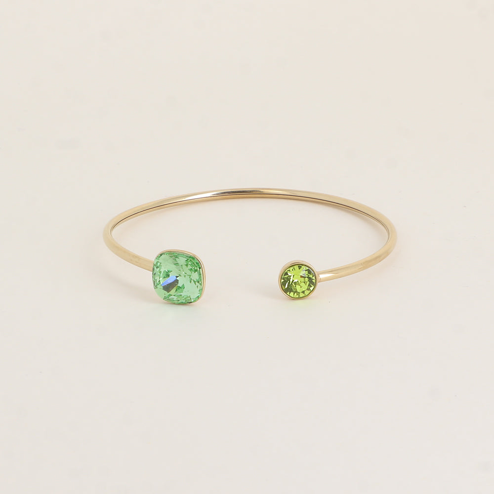 Jonc orné de cristaux de Swarovski® 10 mm et SS29 - Hauteur du jonc: 11 mm - Dimension du cristal 1: 10x10 mm - Diamètre du cristal 2: 7 mm - Peridot et citrus