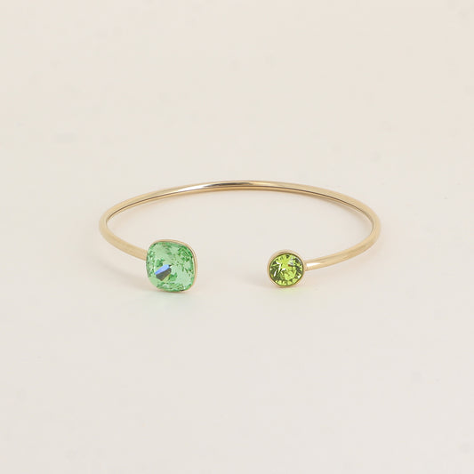 Jonc orné de cristaux de Swarovski® 10 mm et SS29 - Hauteur du jonc: 11 mm - Dimension du cristal 1: 10x10 mm - Diamètre du cristal 2: 7 mm - Peridot et citrus