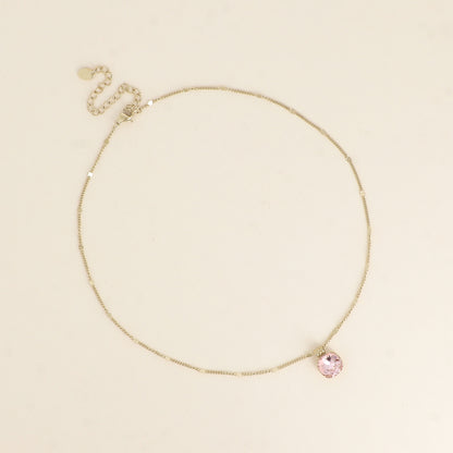 Collier orné de cristaux de Swarovski®. - Longueur de chaîne : 38+7 cm - Dimensions du cristal : 10 x 10 mm - Vintage rose
