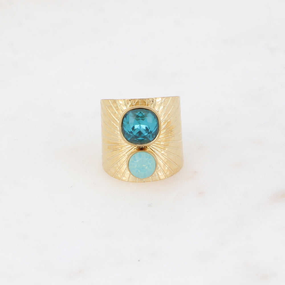 Bague large anneau solairement strié - Ornée de 2 cristaux de Swarovski® - Hauteur de la bague: 20mm - Dimensions des cristaux : 8x8 mm et 6x6 mm - Indicolite