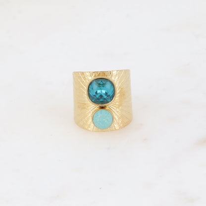 Bague large anneau solairement strié - Ornée de 2 cristaux de Swarovski® - Hauteur de la bague: 20mm - Dimensions des cristaux : 8x8 mm et 6x6 mm - Indicolite