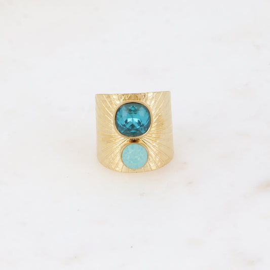 Bague large anneau solairement strié - Ornée de 2 cristaux de Swarovski® - Hauteur de la bague: 20mm - Dimensions des cristaux : 8x8 mm et 6x6 mm - Indicolite