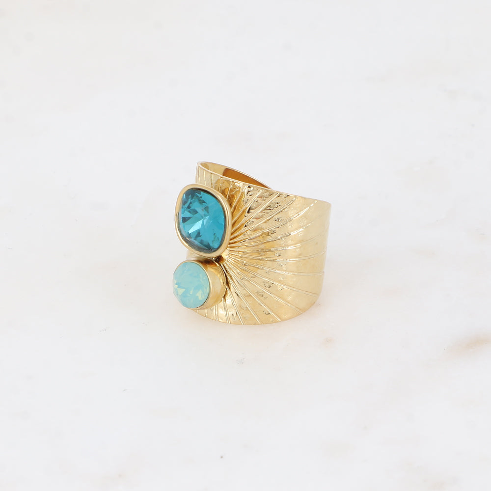 Bague large anneau solairement strié - Ornée de 2 cristaux de Swarovski® - Hauteur de la bague: 20mm - Dimensions des cristaux : 8x8 mm et 6x6 mm - Indicolite