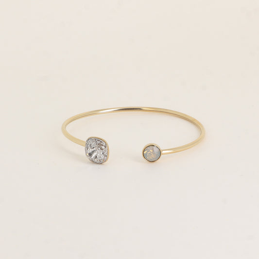 Jonc orné de cristaux de Swarovski® 10 mm et SS29 - Hauteur du jonc: 11 mm - Dimension du cristal 1: 10x10 mm - Diamètre du cristal 2: 7 mm - Silver patina et light grey opal
