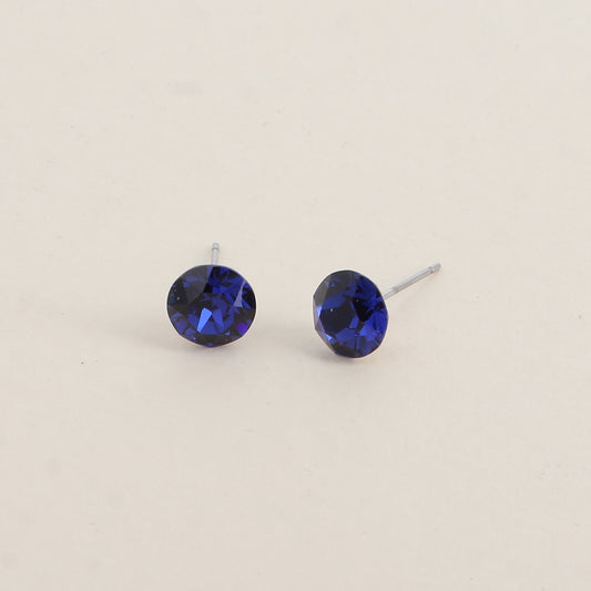 Boucles puces argentées – Ornées de cristaux de Swarovski® SS39 - Dimensions de la boucle : 8x8 mm - Dark saphir