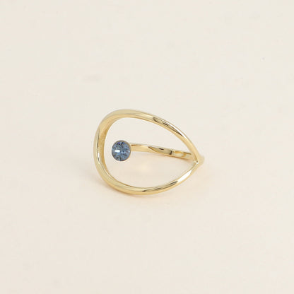 Bague forme ajourée ornée de cristal de Swarovski® - Hauteur de la bague: 20 mm - Epaisseur de l'anneau : 1,5 mm - Dimensions du cristal : 5x5 mm - Denim blue