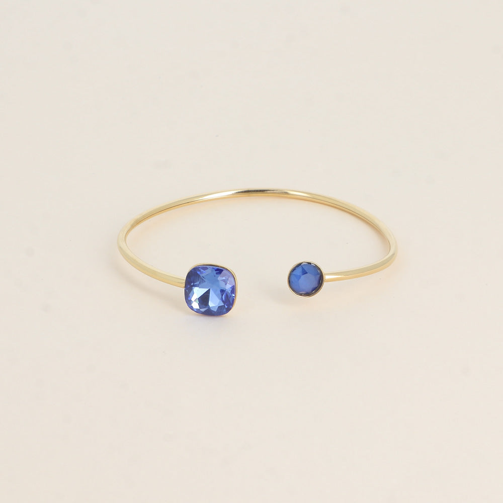 Jonc orné de cristaux de Swarovski® 10 mm et SS29 - Hauteur du jonc: 11 mm - Dimension du cristal 1: 10x10 mm - Diamètre du cristal 2: 7 mm - Sapphire et royal blue
