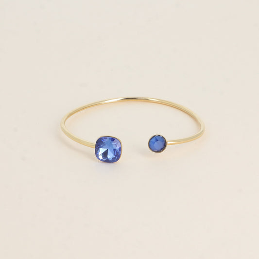 Jonc orné de cristaux de Swarovski® 10 mm et SS29 - Hauteur du jonc: 11 mm - Dimension du cristal 1: 10x10 mm - Diamètre du cristal 2: 7 mm - Sapphire et royal blue