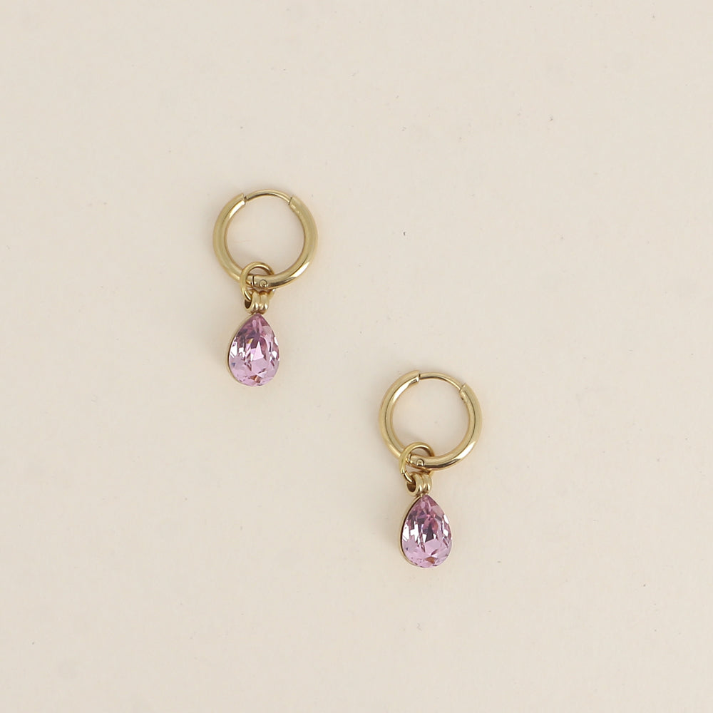 Créoles ornées de cristaux de Swarovski® en forme de gouttes - Dimensions de la créole : 13 x 13 x 2 mm - Dimensions de la boucle : 7 x 27 mm - Dimensions du cristal : 7 x 10 mm - Light amethyst