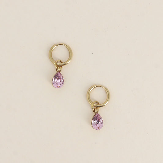 Créoles ornées de cristaux de Swarovski® en forme de gouttes - Dimensions de la créole : 13 x 13 x 2 mm - Dimensions de la boucle : 7 x 27 mm - Dimensions du cristal : 7 x 10 mm - Light amethyst