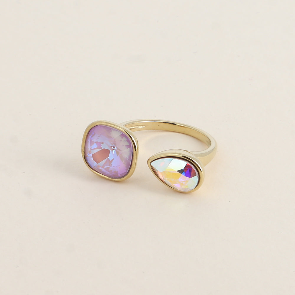 Bague ouverte - Ornée de cristaux de Swarovski® : 10mm été en forme de goutte - Hauteur de la bague: 2 mm - Dimensions des pierres carrée et goutte : 10x10 mm / 7x10 mm - Lavender delite