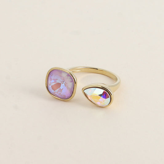 Bague ouverte - Ornée de cristaux de Swarovski® : 10mm été en forme de goutte - Hauteur de la bague: 2 mm - Dimensions des pierres carrée et goutte : 10x10 mm / 7x10 mm - Lavender delite