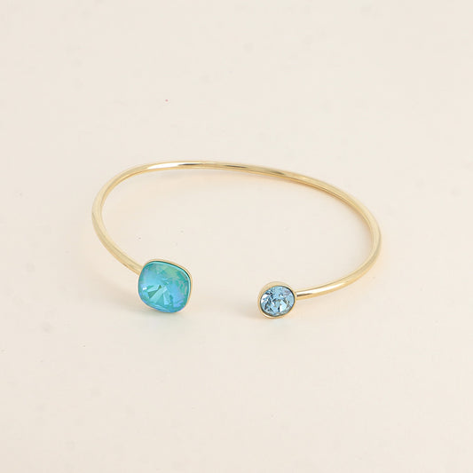 Jonc orné de cristaux de Swarovski® 10 mm et SS29 - Hauteur du jonc: 11 mm - Dimension du cristal 1: 10x10 mm - Diamètre du cristal 2: 7 mm - Laguna delite et aquamarine