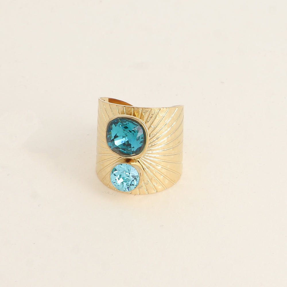 Bague large anneau solairement strié - Ornée de 2 cristaux de Swarovski® - Hauteur de la bague: 20mm - Dimensions des cristaux : 8x8 mm et 6x6 mm - Indicolite et lt turquoise