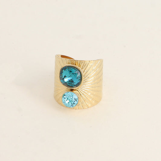 Bague large anneau solairement strié - Ornée de 2 cristaux de Swarovski® - Hauteur de la bague: 20mm - Dimensions des cristaux : 8x8 mm et 6x6 mm - Indicolite et lt turquoise