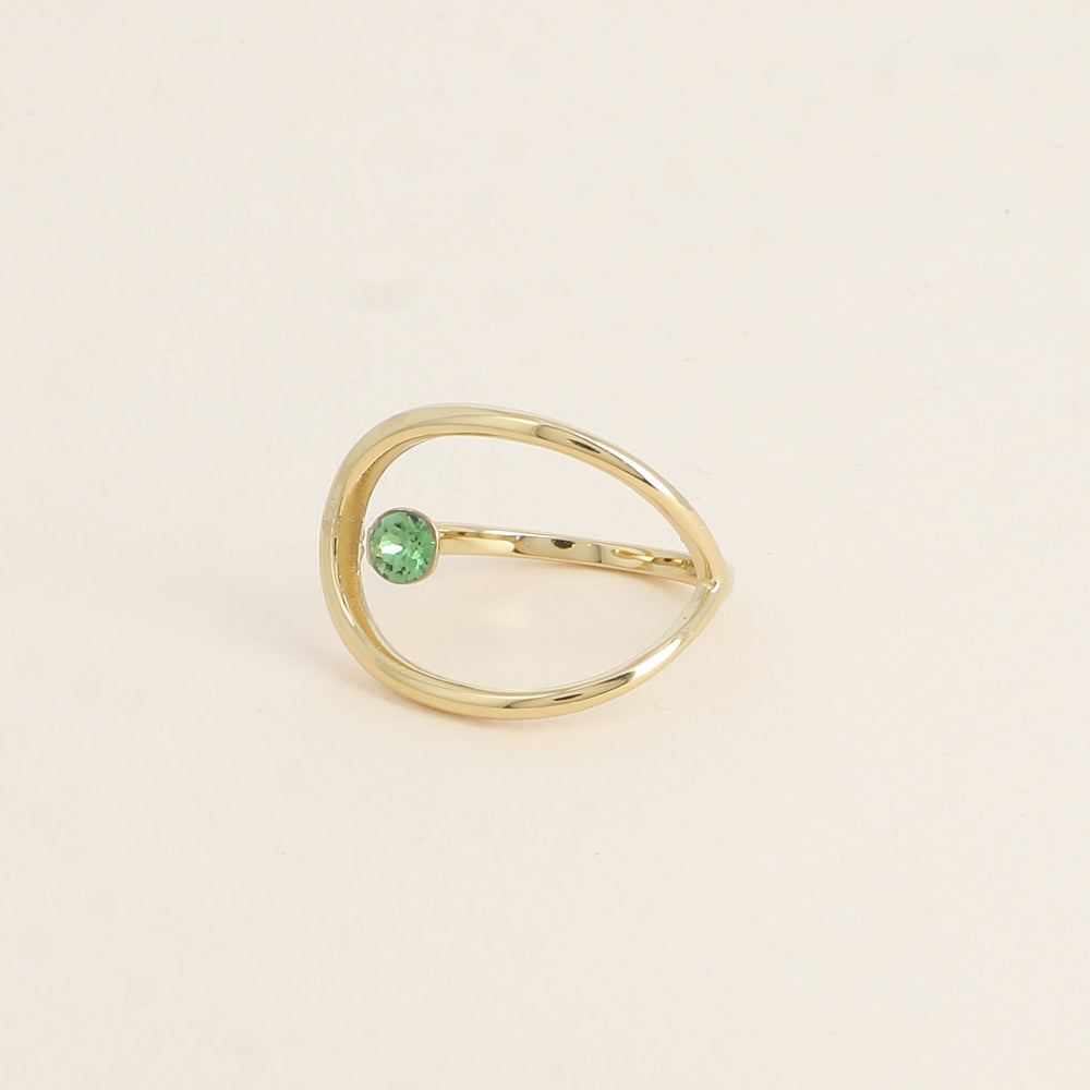 Bague forme ajourée ornée de cristal de Swarovski® - Hauteur de la bague: 20 mm - Epaisseur de l'anneau : 1,5 mm - Dimensions du cristal : 5x5 mm - Erinite