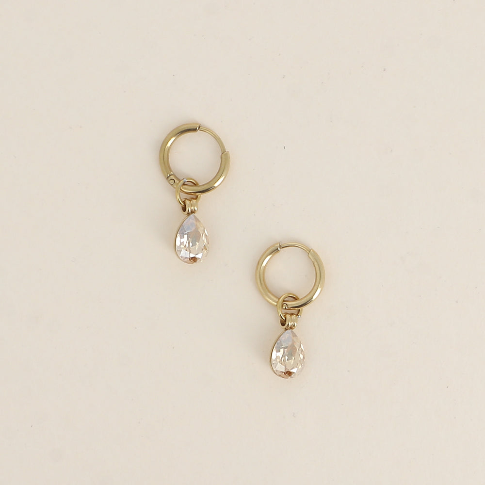 Créoles ornées de cristaux de Swarovski® en forme de gouttes - Dimensions de la créole : 13 x 13 x 2 mm - Dimensions de la boucle : 7 x 27 mm - Dimensions du cristal : 7 x 10 mm- Golden shadow