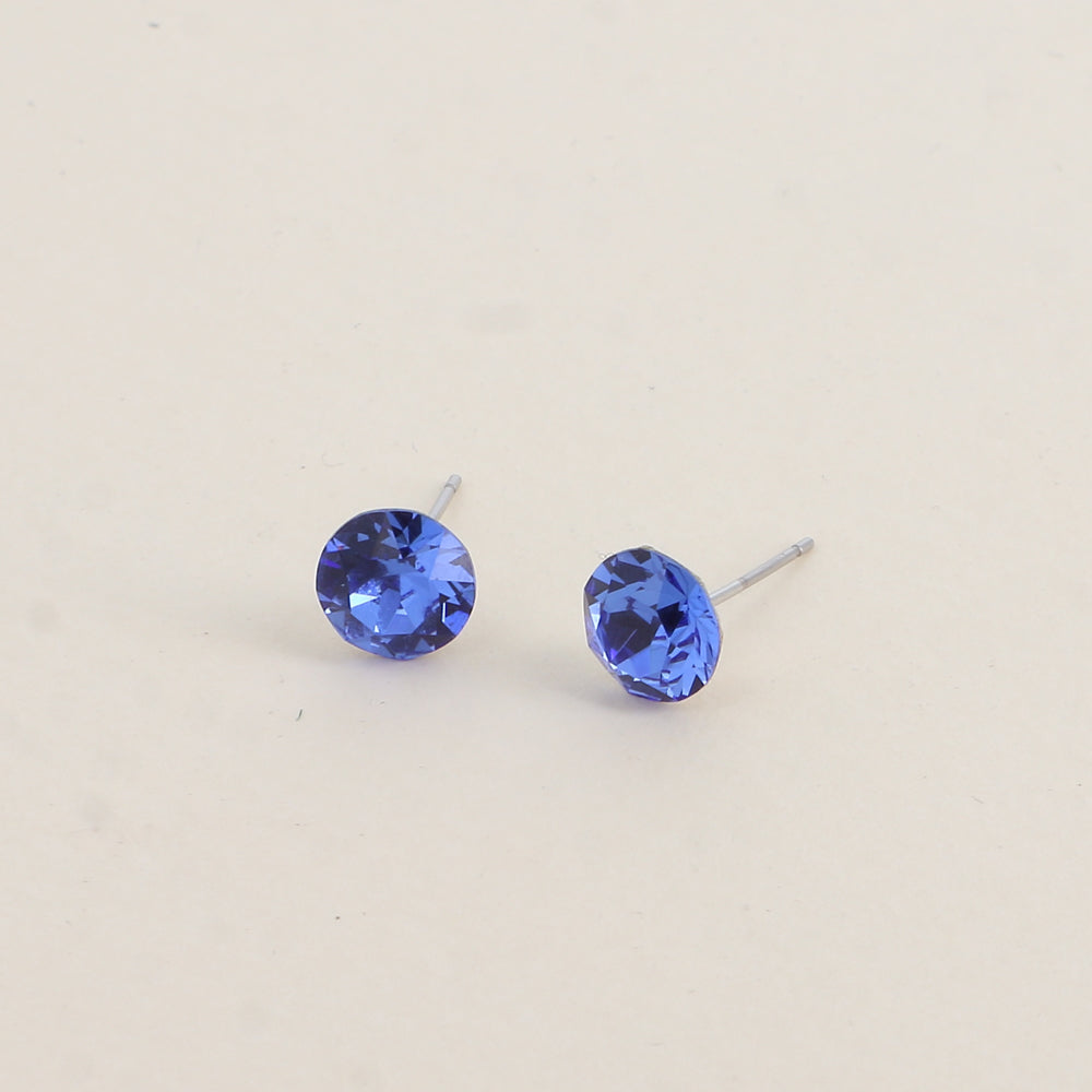 Boucles puces argentées – Ornées de cristaux de Swarovski® SS39 - Dimensions de la boucle : 8x8 mm - Sapphire