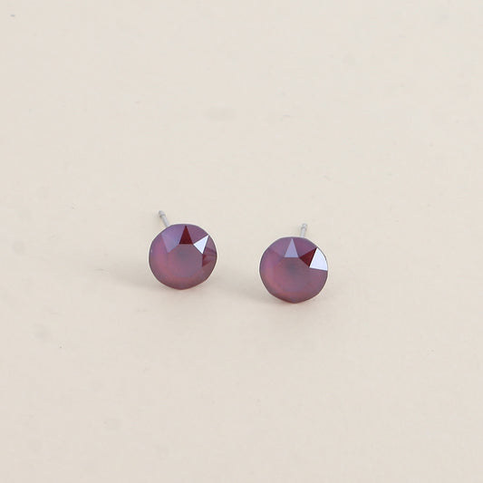 Boucles puces argentées – Ornées de cristaux de Swarovski® SS39 - Dimensions de la boucle : 8x8 mm - Dark red