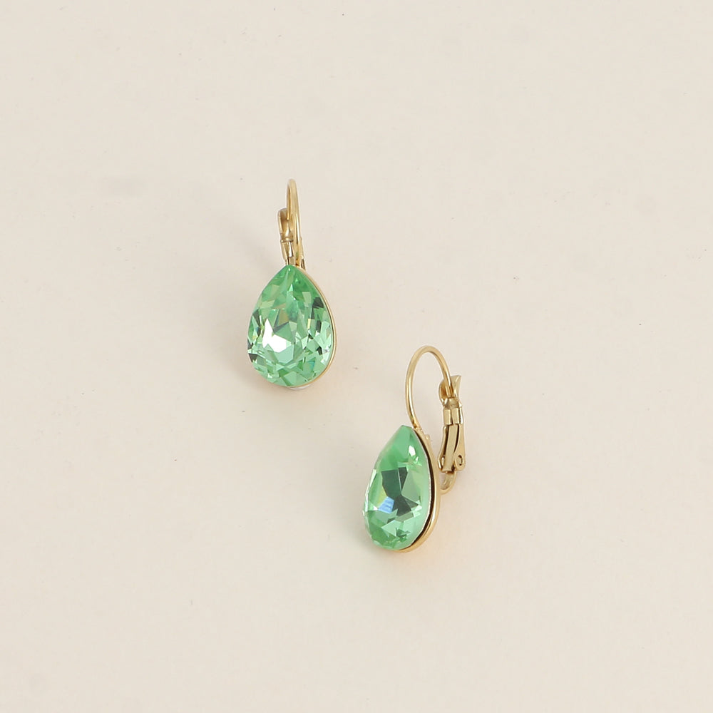 Boucles dormeuses ornées de cristaux de Swarovski® - Dimensions de la boucle : 10 x 23mm - Dimensions du cristal : 10 x 13mm - Peridot
