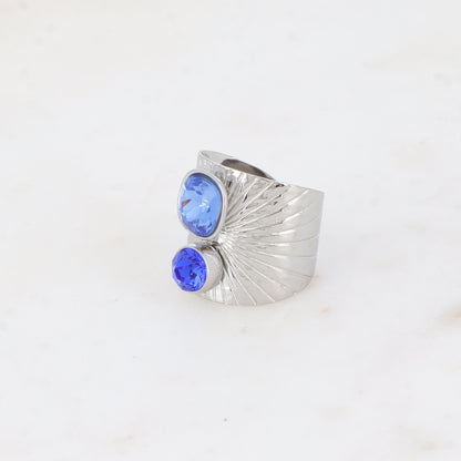 Bague large rhodium anneau solairement strié - Ornée de 2 cristaux de Swarovski® - Hauteur de la bague: 20mm - Dimensions des cristaux : 8x8 mm et 6x6 mm - Sapphire