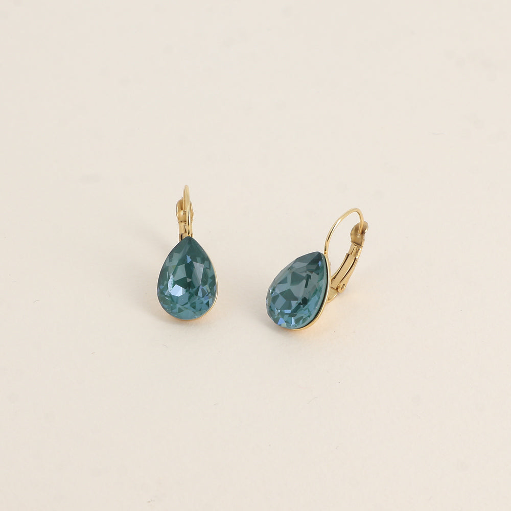 Boucles dormeuses ornées de cristaux de Swarovski® - Dimensions de la boucle : 10 x 23mm - Dimensions du cristal : 10 x 13mm - Pine green ignite