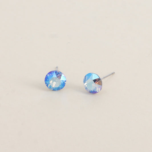 Boucles puces argentées – Ornées de cristaux de Swarovski® SS39 - Dimensions de la boucle : 8x8 mm - Light sapphire shimmer