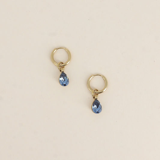 Créoles ornées de cristaux de Swarovski® en forme de gouttes - Dimensions de la créole : 13 x 13 x 2 mm - Dimensions de la boucle : 7 x 27 mm - Dimensions du cristal : 7 x 10 mm - Denim blue