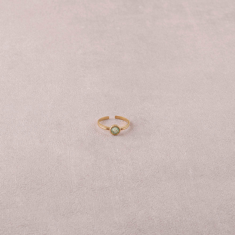 Bague fine ornée de cristaux de Swarovski® - Hauteur de la bague: 2 mm - Dimensions du cristal : 5x5 mm - Chrysolite