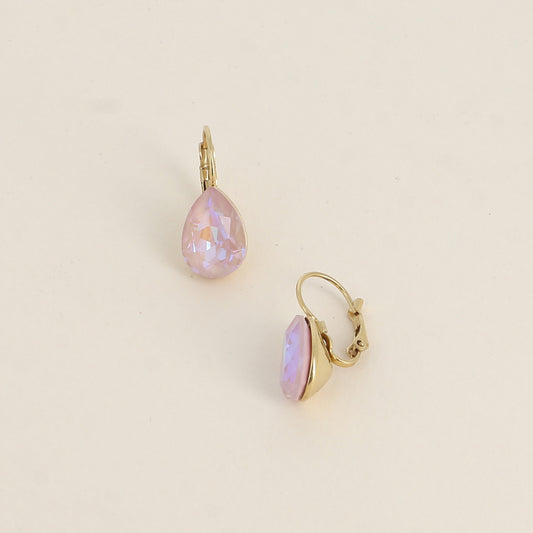 Boucles dormeuses ornées de cristaux de Swarovski® - Dimensions de la boucle : 10 x 23mm - Dimensions du cristal : 10 x 13mm - Dusty pink delite