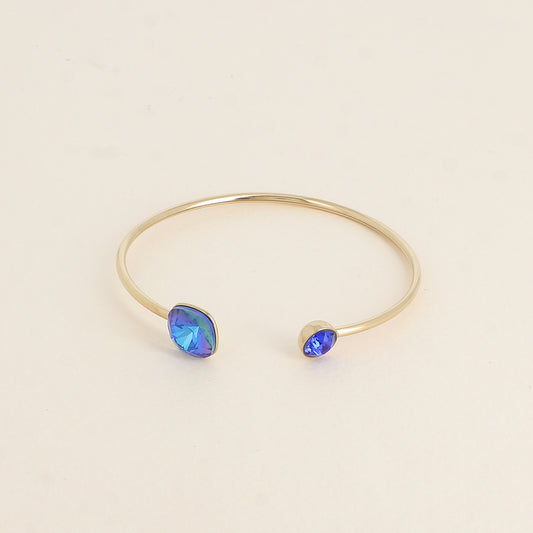 Jonc orné de cristaux de Swarovski® 10 mm et SS29 - Hauteur du jonc: 11 mm - Dimension du cristal 1: 10x10 mm - Diamètre du cristal 2: 7 mm - Royal blue delite et majestic blue