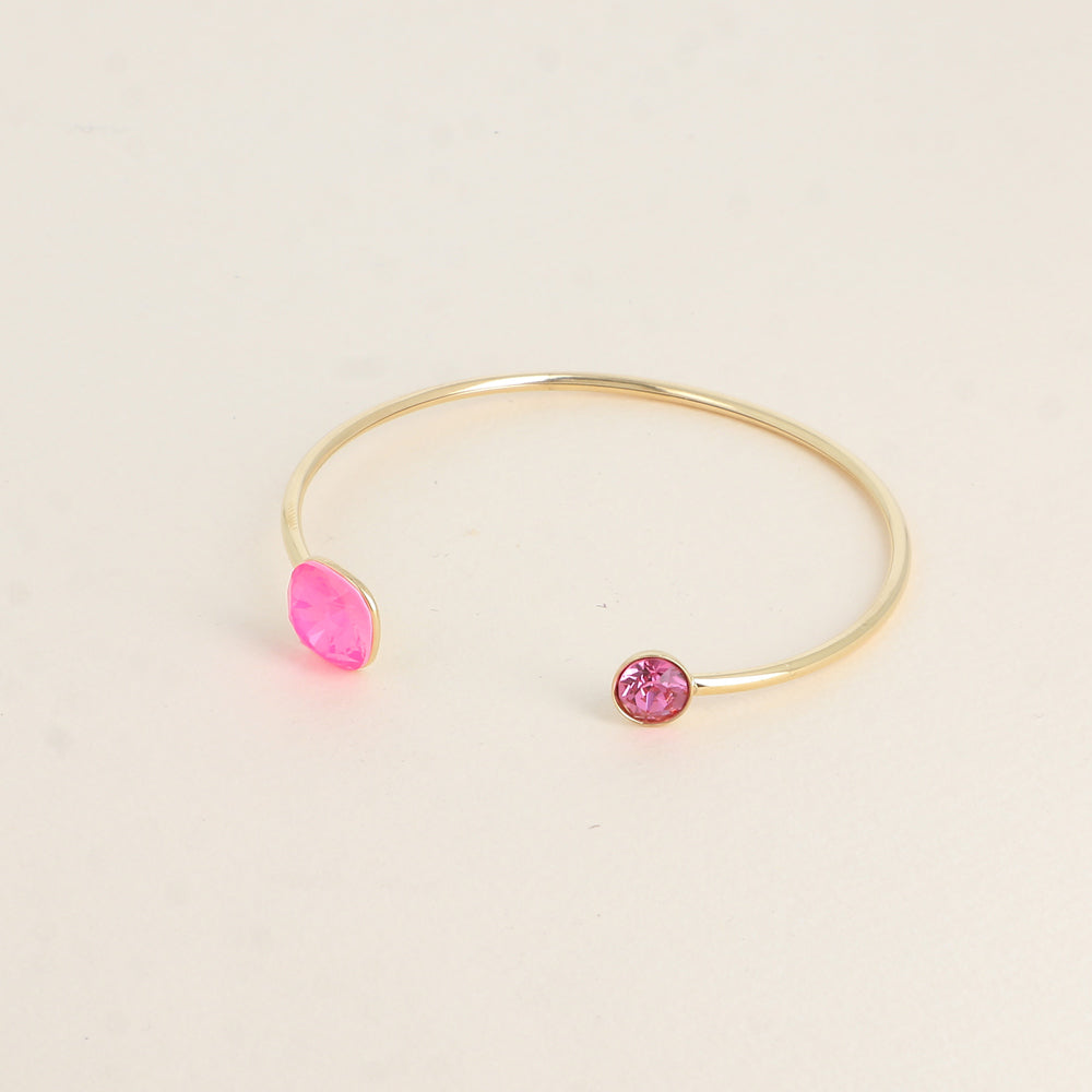 Jonc orné de cristaux de Swarovski® 10 mm et SS29 - Hauteur du jonc: 11 mm - Dimension du cristal 1: 10x10 mm - Diamètre du cristal 2: 7 mm - Electric pink ignite et rose