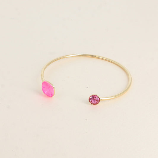 Jonc orné de cristaux de Swarovski® 10 mm et SS29 - Hauteur du jonc: 11 mm - Dimension du cristal 1: 10x10 mm - Diamètre du cristal 2: 7 mm - Electric pink ignite et rose