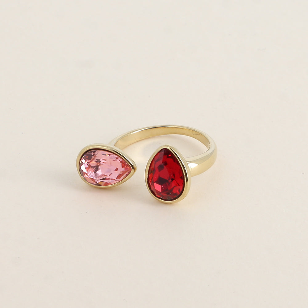 Bague ouverte - Ornée de cristaux de Swarovski® en forme de gouttes - Hauteur de la bague: 2 mm - Dimensions des pierres: 7x10 mm - Light rose