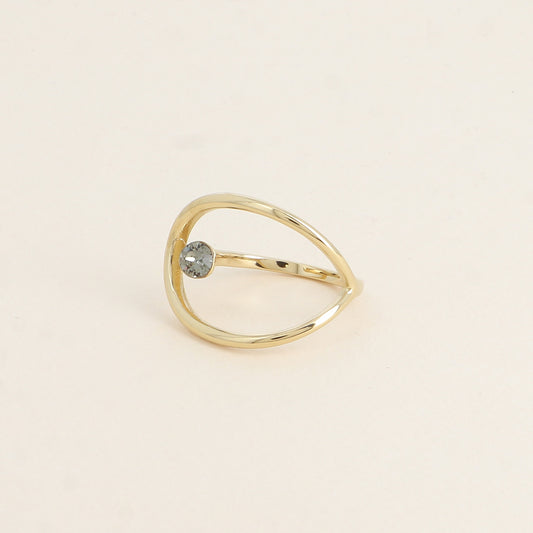 Bague forme ajourée ornée de cristal de Swarovski® - Hauteur de la bague: 20 mm - Epaisseur de l'anneau : 1,5 mm - Dimensions du cristal : 5x5 mm - Black diamond