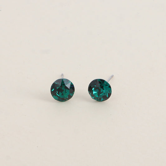 Boucles puces argentées – Ornées de cristaux de Swarovski® SS39 - Dimensions de la boucle : 8x8 mm - Emerald