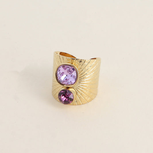 Bague large anneau solairement strié - Ornée de 2 cristaux de Swarovski® - Hauteur de la bague: 20mm - Dimensions des cristaux : 8x8 mm et 6x6 mm - Violet et iris