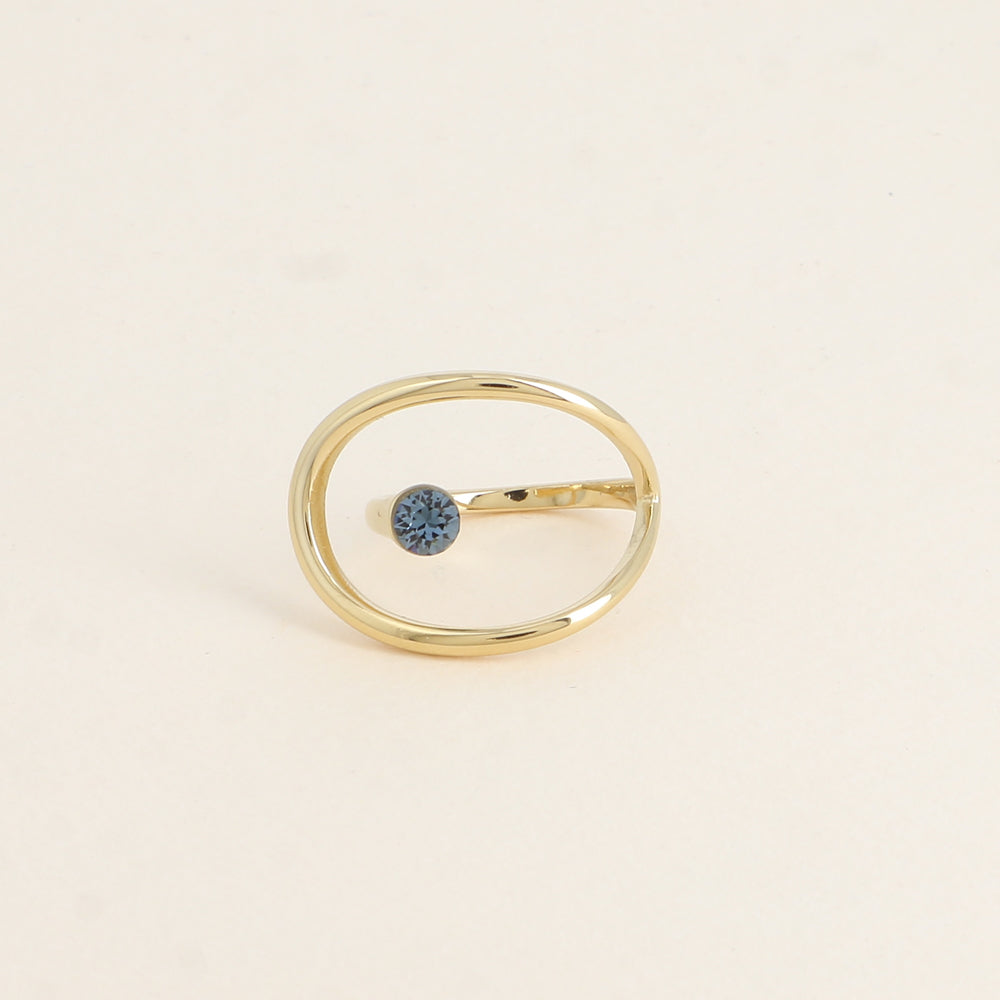 Bague forme ajourée ornée de cristal de Swarovski® - Hauteur de la bague: 20 mm - Epaisseur de l'anneau : 1,5 mm - Dimensions du cristal : 5x5 mm - Denim blue