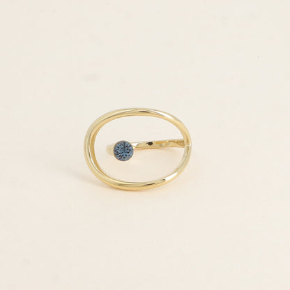 Bague forme ajourée ornée de cristal de Swarovski® - Hauteur de la bague: 20 mm - Epaisseur de l'anneau : 1,5 mm - Dimensions du cristal : 5x5 mm - Denim blue
