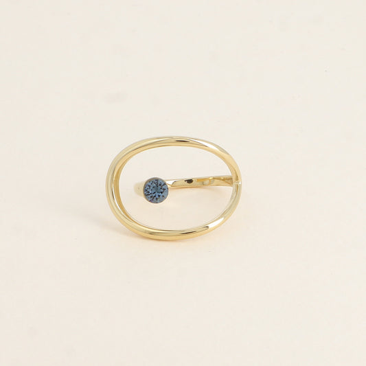 Bague forme ajourée ornée de cristal de Swarovski® - Hauteur de la bague: 20 mm - Epaisseur de l'anneau : 1,5 mm - Dimensions du cristal : 5x5 mm - Denim blue