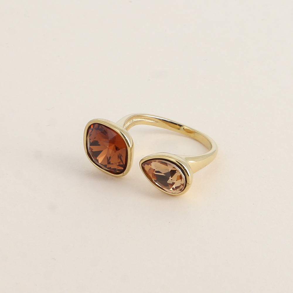 Bague ouverte - Ornée de cristaux de Swarovski® : 10mm été en forme de goutte - Hauteur de la bague: 2 mm - Dimensions des pierres carrée et goutte : 10x10 mm / 7x10 mm - Smoked topaz