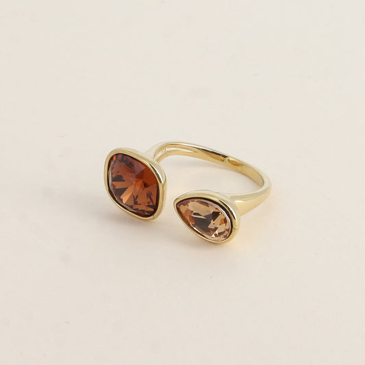 Bague ouverte - Ornée de cristaux de Swarovski® : 10mm été en forme de goutte - Hauteur de la bague: 2 mm - Dimensions des pierres carrée et goutte : 10x10 mm / 7x10 mm - Smoked topaz