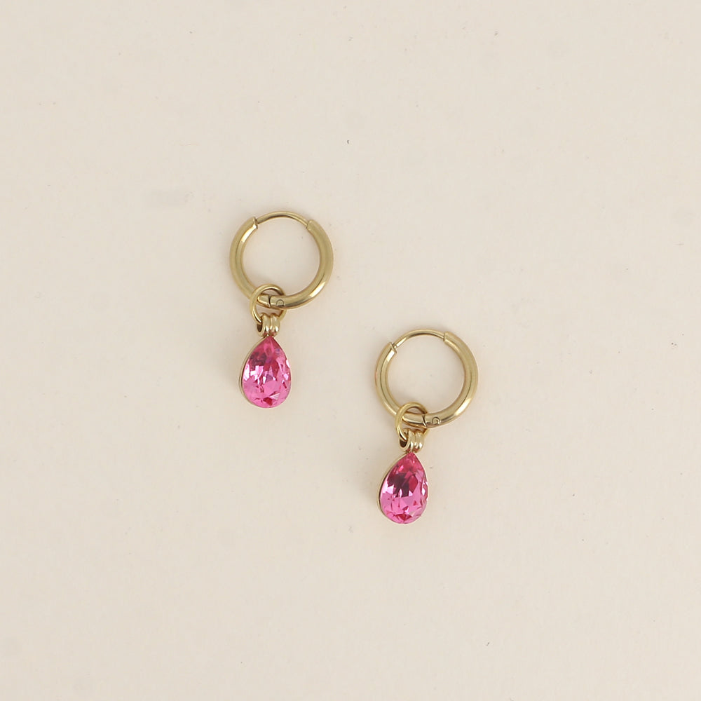 Créoles ornées de cristaux de Swarovski® en forme de gouttes - Dimensions de la créole : 13 x 13 x 2 mm - Dimensions de la boucle : 7 x 27 mm - Dimensions du cristal : 7 x 10 mm - Rose