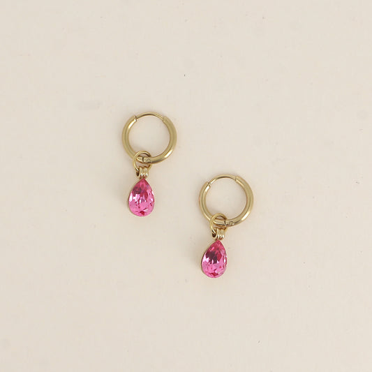 Créoles ornées de cristaux de Swarovski® en forme de gouttes - Dimensions de la créole : 13 x 13 x 2 mm - Dimensions de la boucle : 7 x 27 mm - Dimensions du cristal : 7 x 10 mm - Rose
