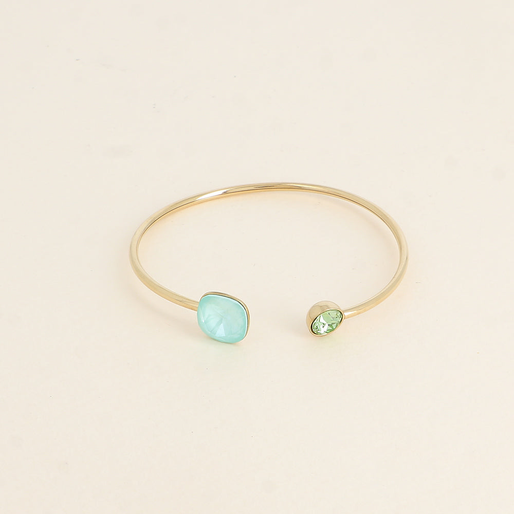 Jonc orné de cristaux de Swarovski® 10 mm et SS29 - Hauteur du jonc: 11 mm - Dimension du cristal 1: 10x10 mm - Diamètre du cristal 2: 7 mm - Soft mint ignite et peridot