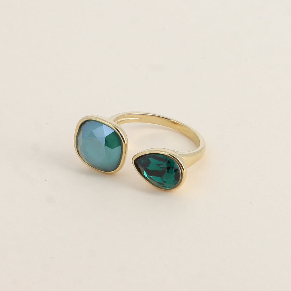 Bague ouverte - Ornée de cristaux de Swarovski® : 10mm été en forme de goutte - Hauteur de la bague: 2 mm - Dimensions des pierres carrée et goutte : 10x10 mm / 7x10 mm - Royal green