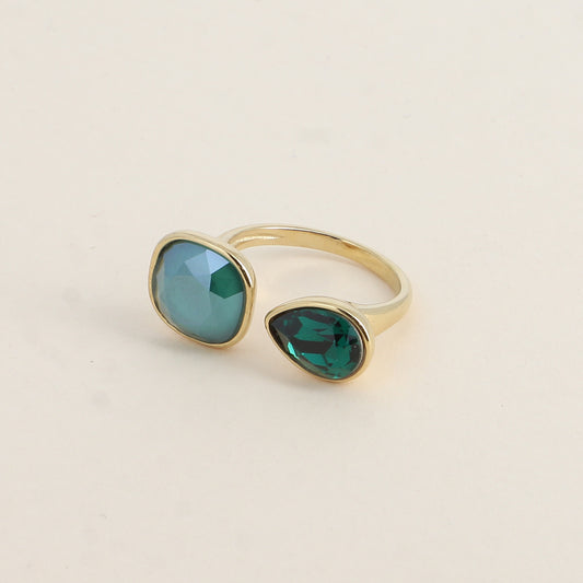 Bague ouverte - Ornée de cristaux de Swarovski® : 10mm été en forme de goutte - Hauteur de la bague: 2 mm - Dimensions des pierres carrée et goutte : 10x10 mm / 7x10 mm - Royal green